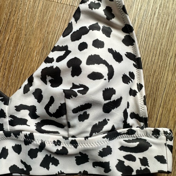 Aerie Black and off-white leopard print bikini top. Size small - Picture 3 of 6